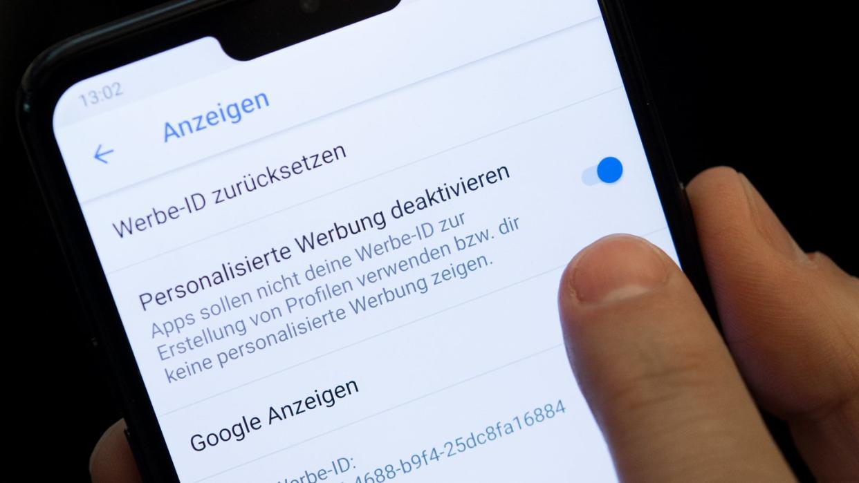 Schluss mit der personalisierten Werbung: Android-Nutzer können das zu persönliche Datensammeln in den Einstellungen für Werbeanzeigen abschalten. Foto: Christophe Gateau