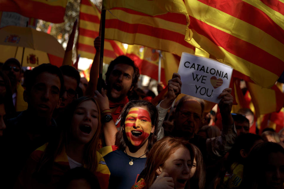 <p>A woman with the Senera and Spanish flags painted on her face shouts slogans as she takes part in a rally against Catalonia’s declaration of independence, in Barcelona, Spain, Sunday, Oct. 29, 2017. (Photo: Gonzalo Arroyo/AP) </p>