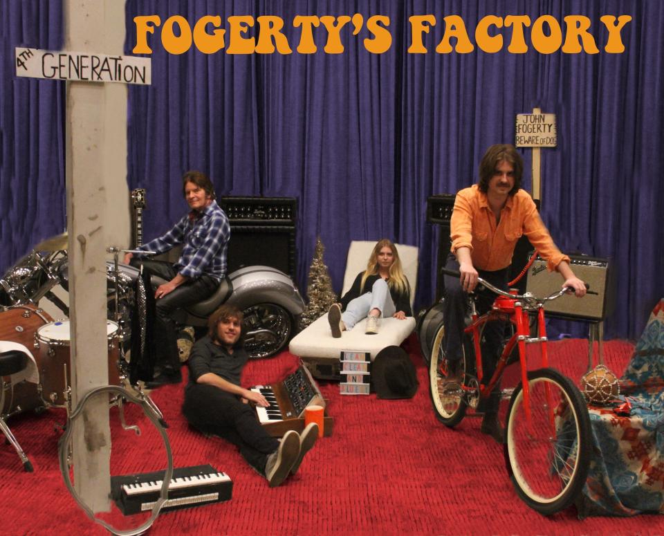 En esta imagen proporcionada por BMG la portada de "Fogerty's Factory" de John Fogerty. Fogerty, su hija Kelsy y sus hijos Shane y Tyler grabaron el álbum "Fogerty's Factory" en su estudio casero. El álbum de 12 canciones será lanzado el 20 de noviembre de 2020. (BMG vía AP)