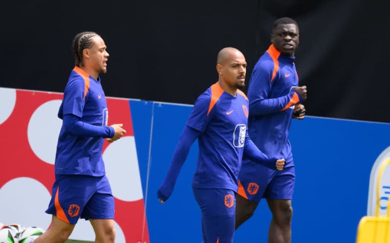 (L-R) Netherlands' Xavi Simons, Donyell Malen and Brian Brobbey take part in a training session for the team at the AOK Stadium ahead of the 2024 European Football Championship in Germany. Julian Stratenschulte/dpa