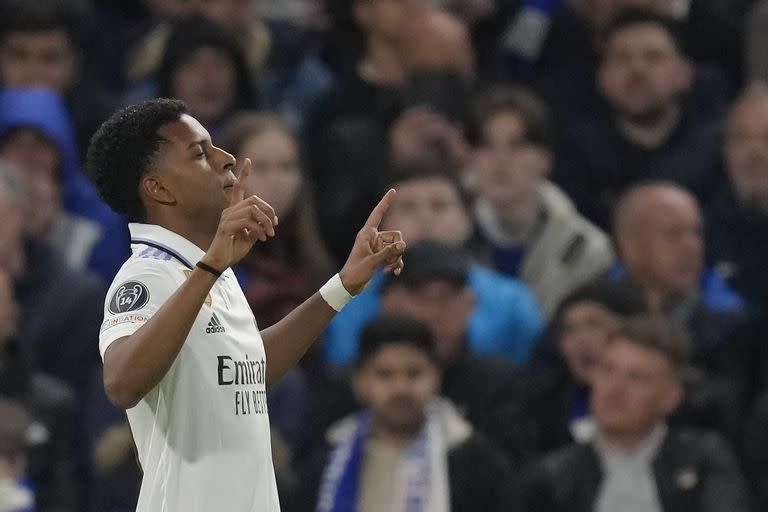 Rodrygo festeja uno de sus goles en la victoria de Real Madrid sobre Chelsea en la Champions League; el brasileño de 22 años gana protagonismo en un ataque que comparte con Vinícius y Karim Benzema.