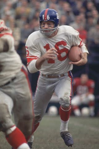 <p>Walter Iooss Jr. /Sports Illustrated via Getty</p> Frank Gifford in 1963