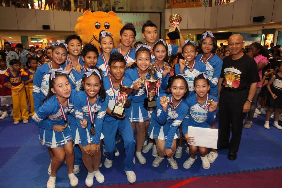 Westwood Secondary School's cheerleading squad, Upbeats, together with Singa and Dr William Wan, General Secretary of the Singapore Kindness Movement.