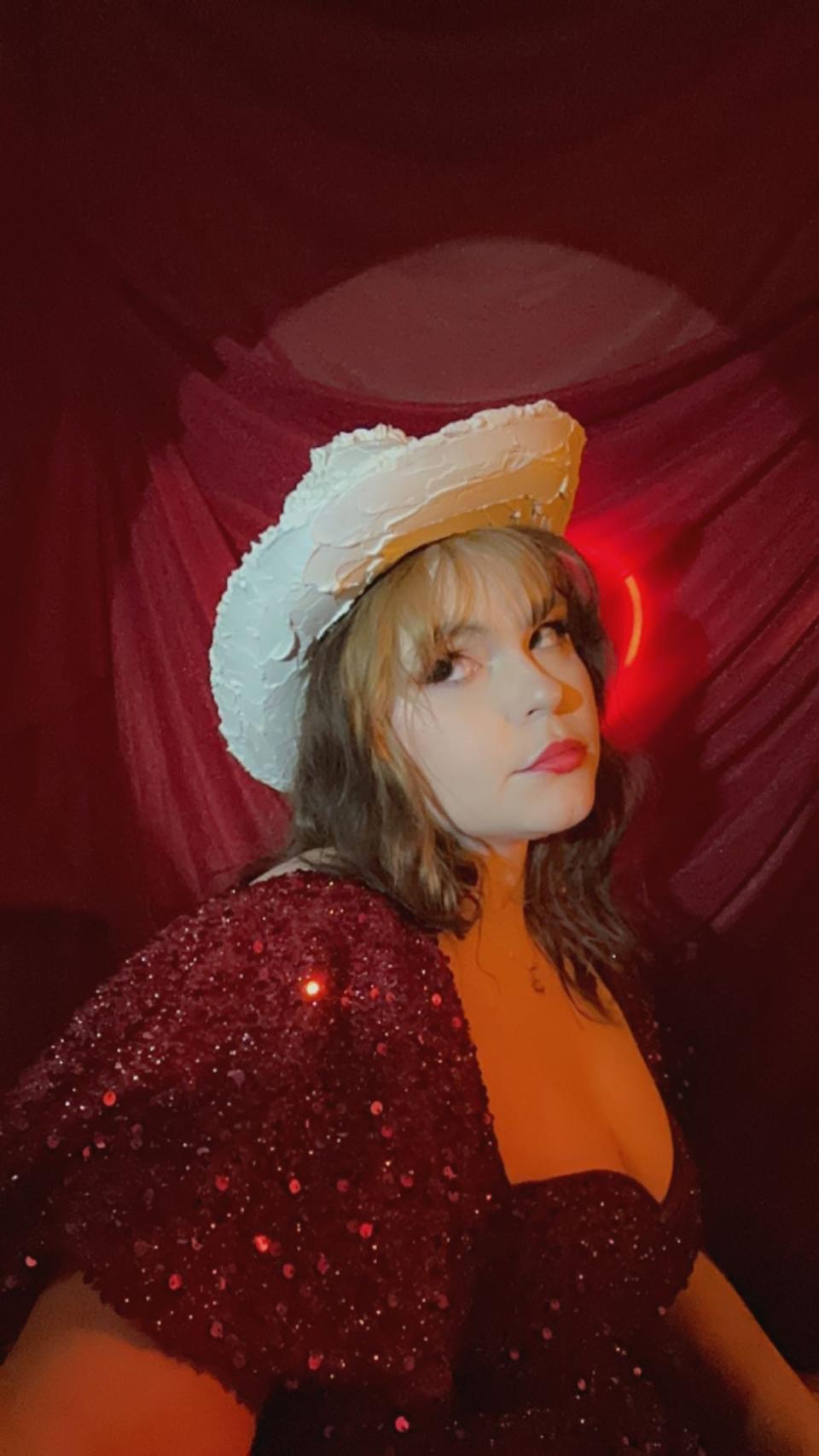 Hannah Morrill has put together an outfit that pays homage to Taylor Swift's "I Bet You Think About Me" music video for the singer's North American Eras Tour.
