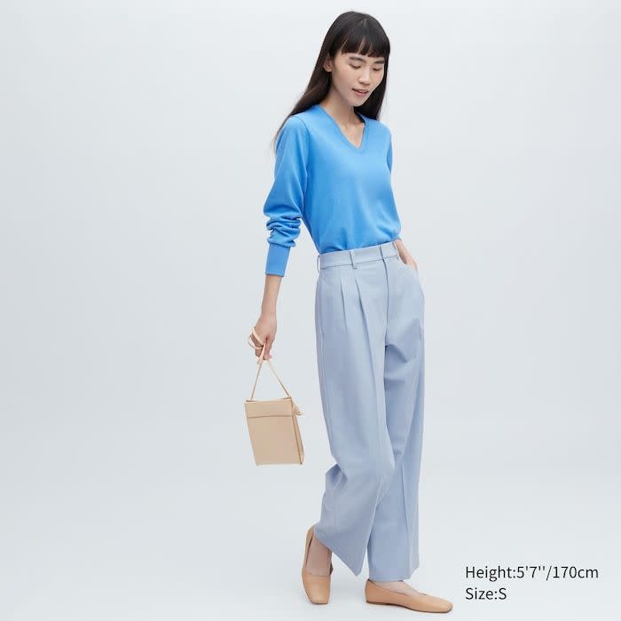 20) Wide-Fit Pleated Pants