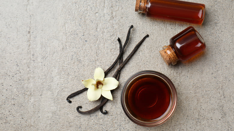 Vanilla extract in jars with beans and flowers