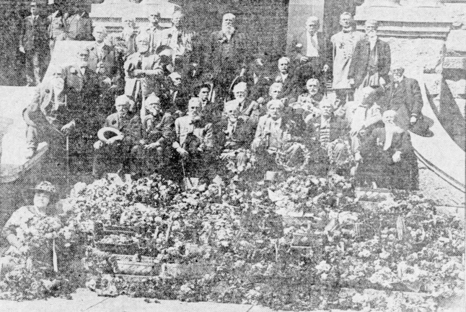 A gathering on the courthouse steps in Fort Worth for Confederate Memorial Day, 1917.