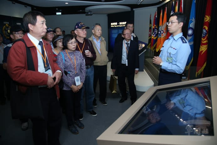 「中華民國空軍子弟學校旅美加校友聯誼會」28日參觀國防部部史館。（軍聞社記者李忠軒攝）