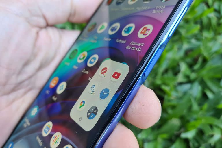 El botón lateral de bloqueo del Moto G100 tiene también el sensor de huellas digitales; un doble toque activa un menú emergente con seis accesos directos o acciones