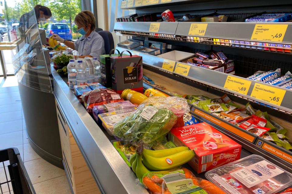 Aldi gilt als Preisführer in der Branche. Wenn der Discounter die Preise anhebt, ziehen die anderen oft nach.  - Copyright: picture alliance / SvenSimon | FrankHoermann