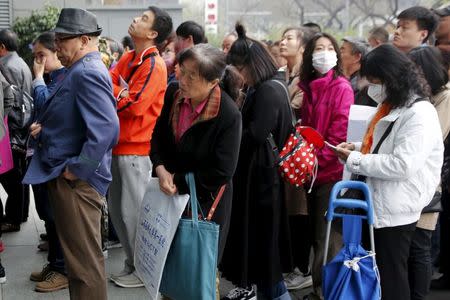 People wait to enter Peking Union Hospital early in the morning in Beijing, China, April 6, 2016. REUTERS/Kim Kyung-Hoon