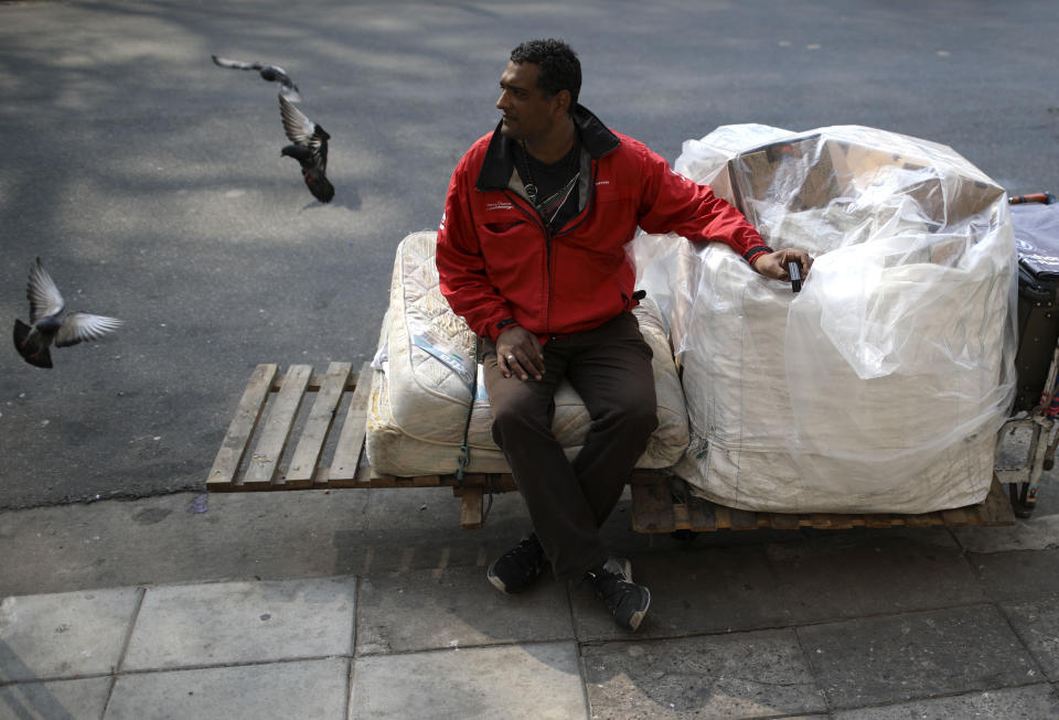 Claudio Fabian Barros, que no tiene hogar y está desempleado, espera afuera de una iglesia para un almuerzo gratis en Buenos Aires, Argentina, el lunes 30 de septiembre de 2019. (AP Foto / Natacha Pisarenko)