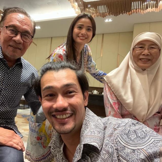 Anwar and Wan Azizah previously met with the two leads, Farid Kamil and Acha Septriasa