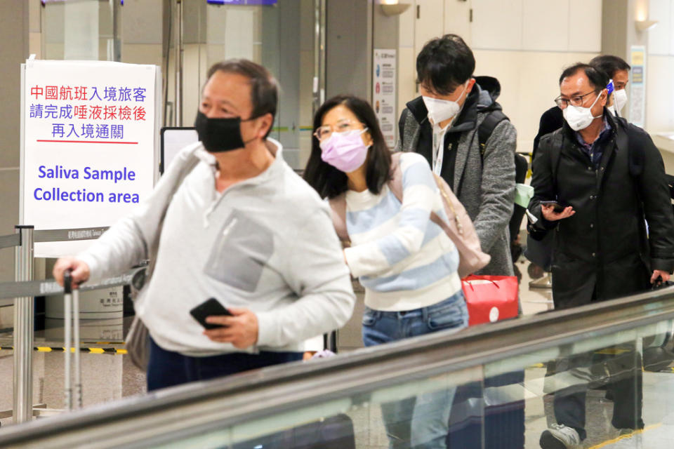 中國大陸8日起邊境解封，今年第1季預期的大陸遊客將以商務旅行、家人團聚、學生出國、醫療需求等非休閒旅遊為主，台灣目前仍未開放中國大陸居民來台旅遊，自中國大陸來台入境旅客須要入境唾液PCR採檢。（陳麒全攝）