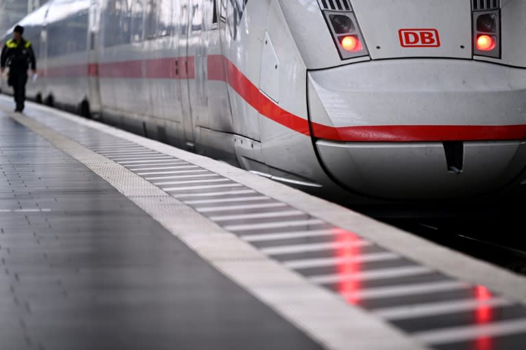 Ein bislang unbekannter Mann hat sich im Hauptbahnhof Hamm von einem einfahrenden ICE überrollen lassen und ist dann augenscheinlich unverletzt verschwunden. Der Vorfall zog fünf Zugausfälle und Verspätungen von 37 weiteren Züge nach sich. (Kirill KUDRYAVTSEV)