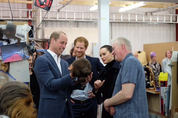 <p>Daisy Ridley shows off Rey’s head cast. <i>(Photo: <a href="https://twitter.com/KensingtonRoyal?ref_src=twsrc%5Egoogle%7Ctwcamp%5Eserp%7Ctwgr%5Eauthor" rel="nofollow noopener" target="_blank" data-ylk="slk:Twitter/Kensington Palace;elm:context_link;itc:0;sec:content-canvas" class="link ">Twitter/Kensington Palace</a>)</i></p>