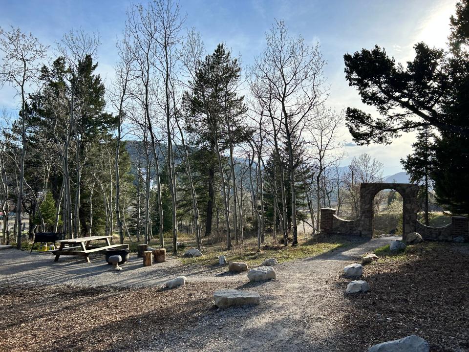 entrance to wonder way, stone arch and picnic table