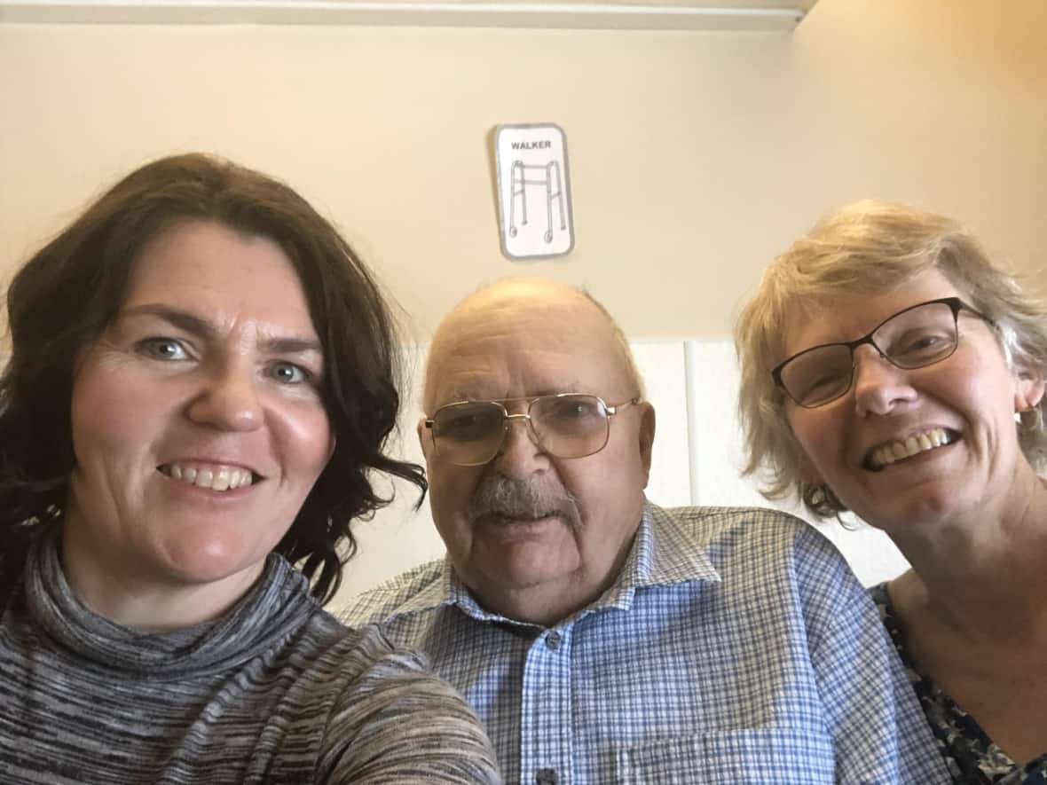 Melissa Boschman, left, her father Lloyd Hodgins, centre, and sister Val Alderson. Alderson wants an apology from the province and Shared Health after the death of her father, who contracted COVID-19 in hospital and died. (Submitted by Melanie - image credit)