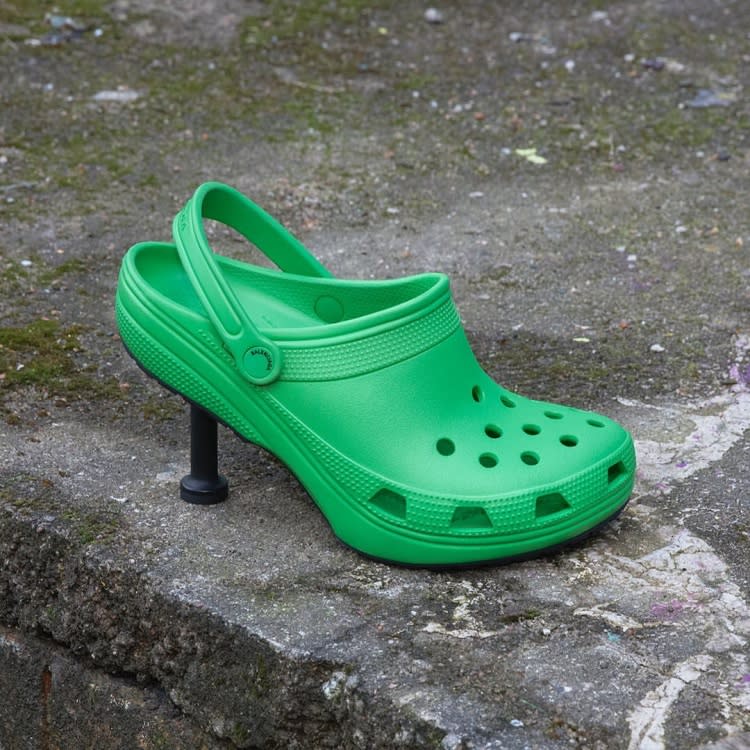 由英國新銳設計師Christopher Kane開出第一槍，接著由鬼點子一大堆的Balenciaga送上巴黎時裝周的伸展台 Source: Crocs