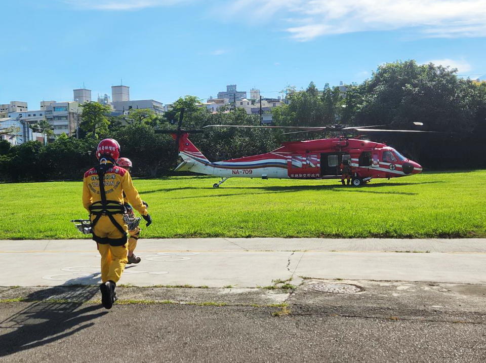 中央尖溪黃姓女子遭落石砸頭死亡，直升機吊掛下山，降落東勢河濱公園。（記者陳金龍翻攝）