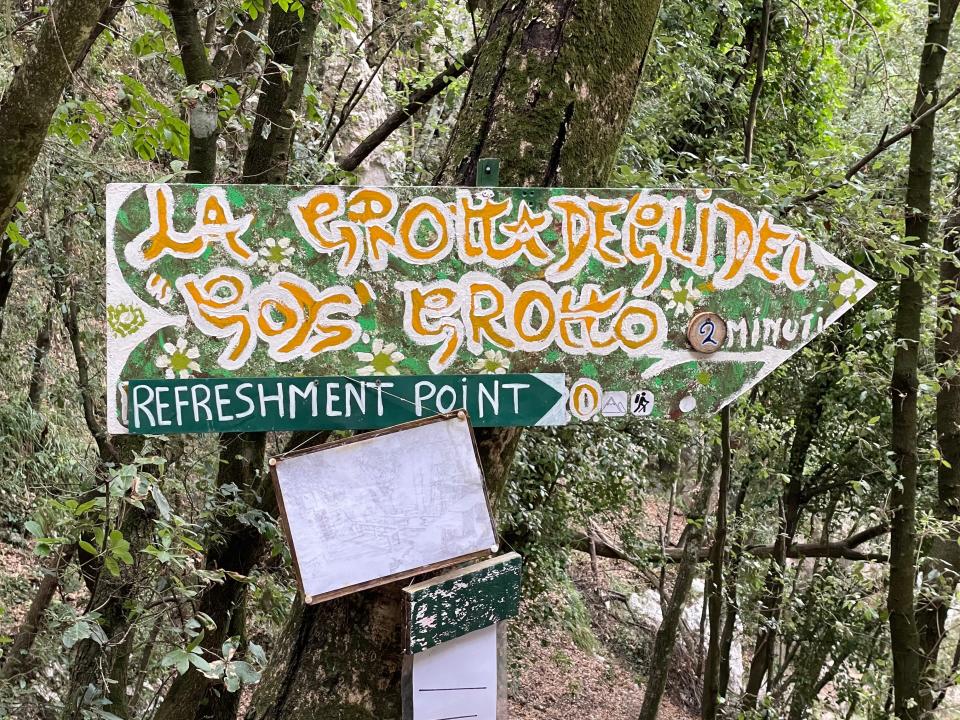 A sign in Italian pointing right to the refreshment point.