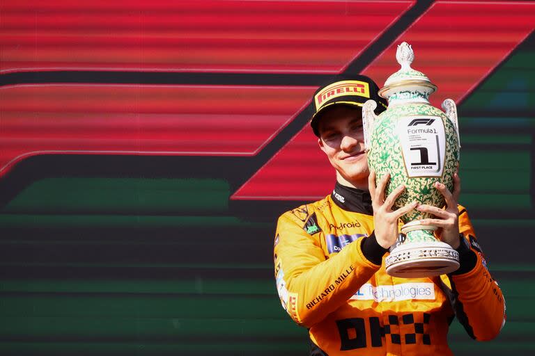 Óscar Piastri levanta el jarrón de porcelana húngara con el que se premia al ganador; de 23 años, es el octavo piloto más joven en vencer en un gran premio de Fórmula 1
