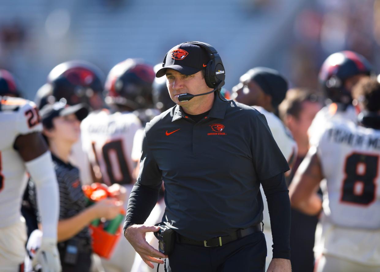 El entrenador en jefe de los Oregon State Beavers, Jonathan Smith, durante el partido contra los Arizona State Sun Devils en el Sun Devil Stadium el 19 de noviembre de 2022, en Tempe, Arizona.