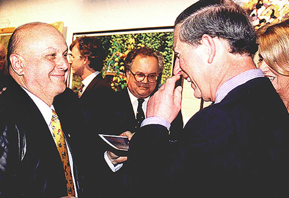El artista canadiense Charles Pachter se reunió con el entonces príncipe Carlos en Toronto en 1999