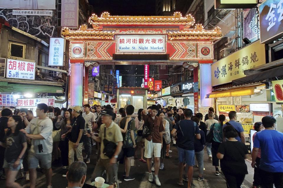 Taipei’s Mid-Autumn Festival drew crowds to the Night Market. <a href="https://newsroom.ap.org/detail/TaiwanDailyLife/28419b3512ac41d8960531ae96da6337/photo" rel="nofollow noopener" target="_blank" data-ylk="slk:AP Photo/Chiang Ying-ying;elm:context_link;itc:0;sec:content-canvas" class="link ">AP Photo/Chiang Ying-ying</a>