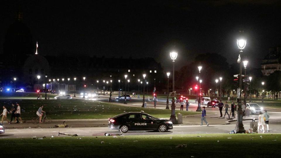 Ein Polizeifahrzeug patrouilliert in der Nähe von Les Invalides am frühen Morgen, nachdem sich Menschen am Freitagabend zu einer nicht genehmigten Party versammelt hatten.