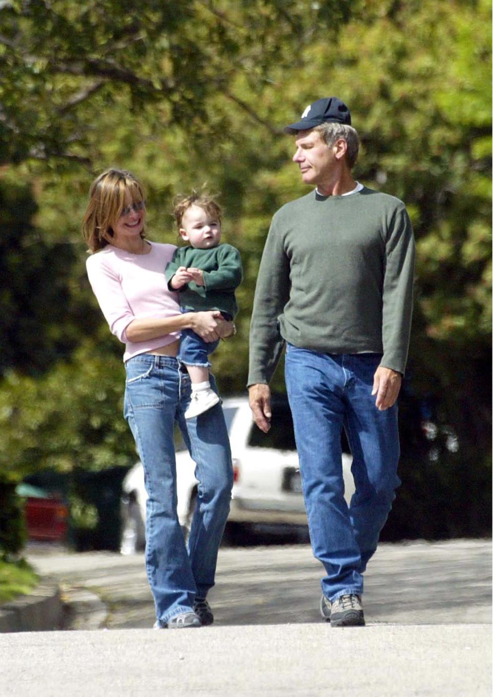 Calista Flockhart et Harrison Ford, se promenant avec leur fils Liam, en 2002.