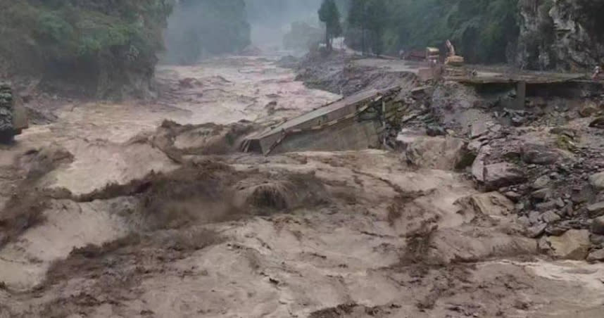 大陸四川省綿陽市平武縣昨（11）日晚間報雨狂襲導致路基坍塌！（圖／翻攝自微博）