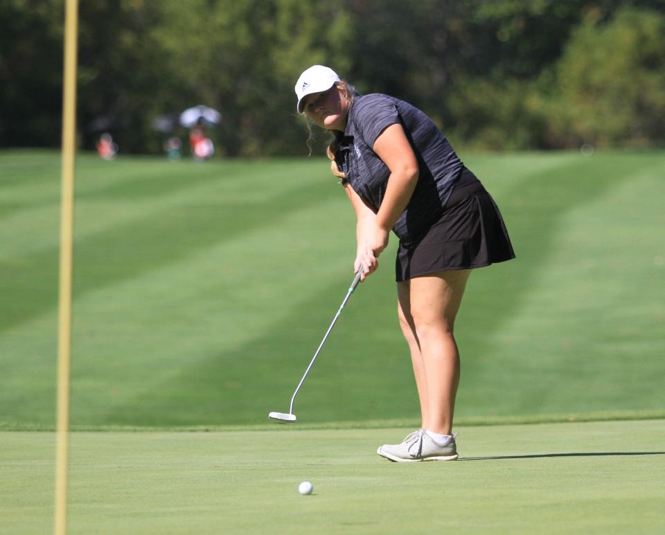 Lakewood's Lexi French putts on No. 15 during the Division II district tournament at Darby Creek on Monday, Oct. 2, 2023.