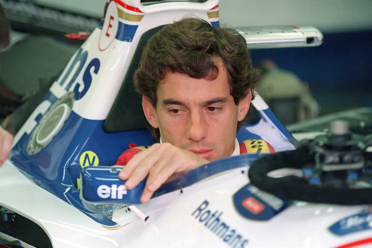 El piloto brasileño Ayrton Senna ajusta su espejo retrovisor en los boxes el 1 de mayo de 1994 antes del inicio del Gran Premio de San Marino de F1; murió después de estrellarse en la séptima vuelta.