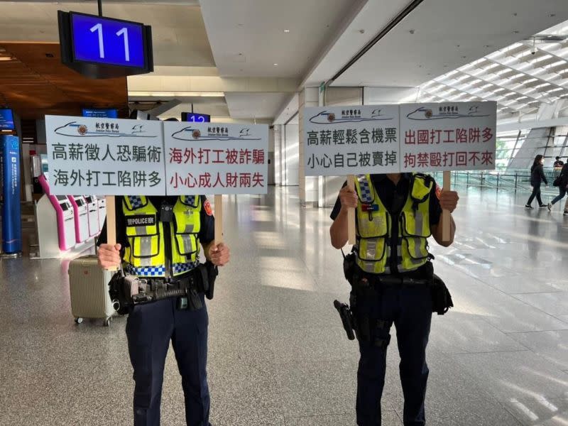 ▲警方也派人在機場舉牌提醒「海外詐騙」，力阻台灣人受騙。（圖／翻攝自推特）