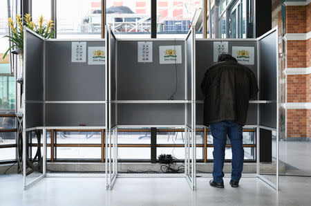 A voter fills in his ballot for the European elections in a polling booth at the Kurhaus in Scheveningen, Netherlands May 23, 2019. REUTERS/Piroschka van de Wouw