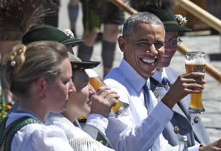 U.S. President Barack Obama toasts with beer as he visits Kruen, Germany June 7, 2015. REUTERS/Daniel Karmann/Pool