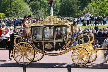 La reine Elizabeth II et le prince Philip sur le chemin de Buckingham Palace après la cérémonie d'ouverture du Parlement, à Londres, le 27 mai 2015.