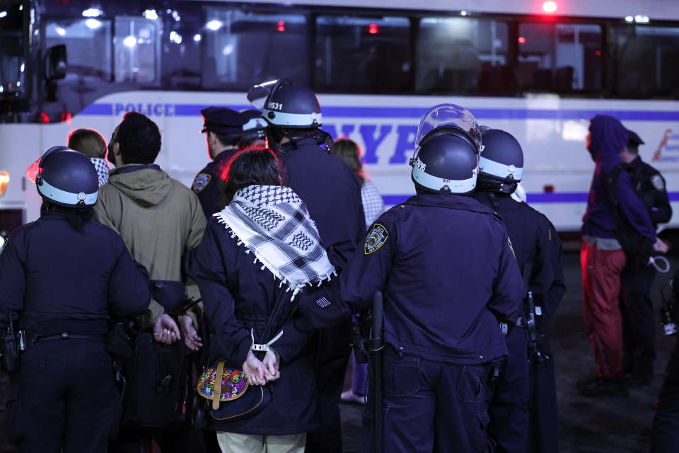Agentes de la policía de Nueva York arrestaron a estudiantes en la Universidad de Columbia en la ciudad de Nueva York el 30 de abril de 2024. / Foto: AFP