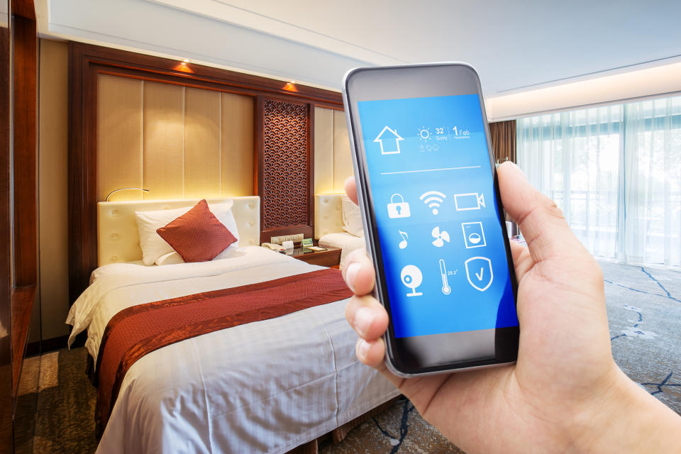 La opción de controlar todos los servicios de un hotel desde una app ya está disponible en algunas cadenas. Foto: Getty Image. 