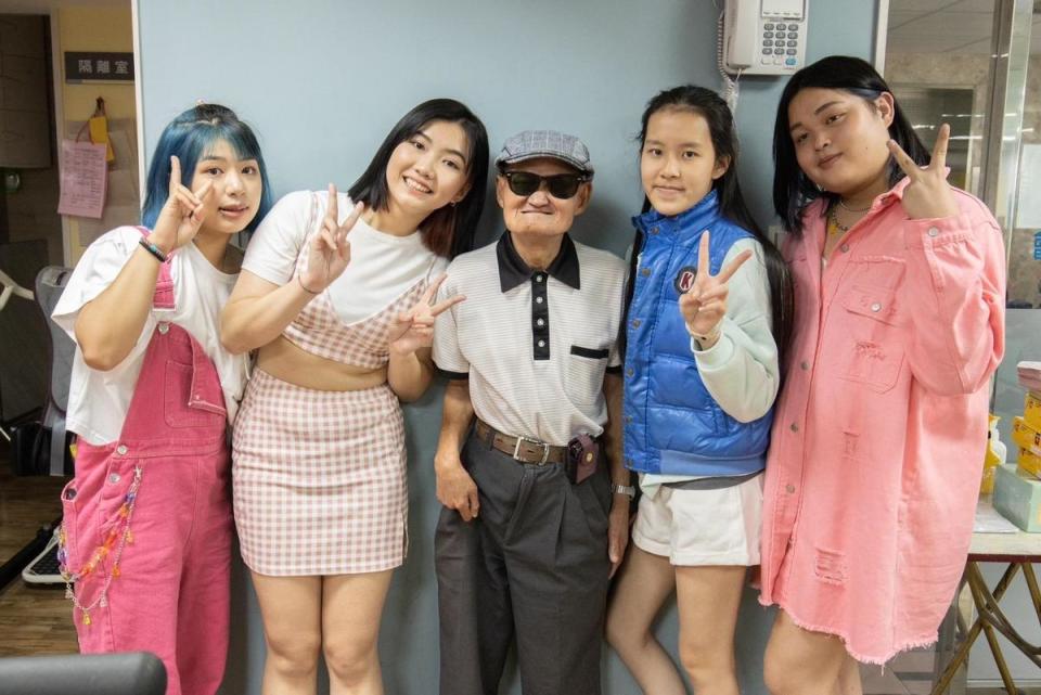台北海大「微醺」公益舞團見到李炳輝（中），自豪回家可跟爸媽臭屁一下。（台北海大提供）