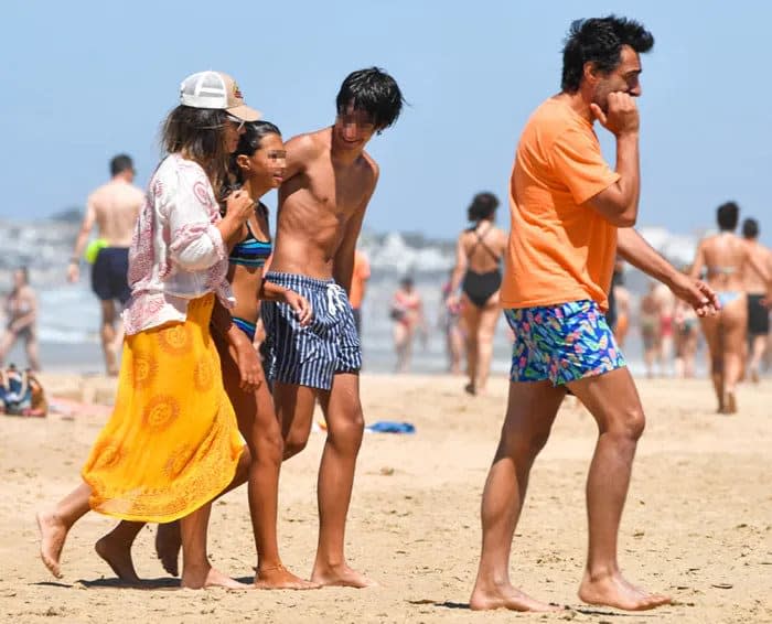 Nuria Roca y Juan del Val con sus hijos