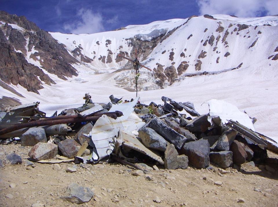 Vista del monumento que conmemora la tragedia de los Andes. A lo lejos, detrás del monumento, se ve la montaña que algunos compañeros escalaron en su último esfuerzo por alcanzar el rescate. <a href="https://es.wikipedia.org/wiki/Archivo:Crash_site.JPG" rel="nofollow noopener" target="_blank" data-ylk="slk:BoomerKC/Wikimedia Commons;elm:context_link;itc:0;sec:content-canvas" class="link ">BoomerKC/Wikimedia Commons</a>