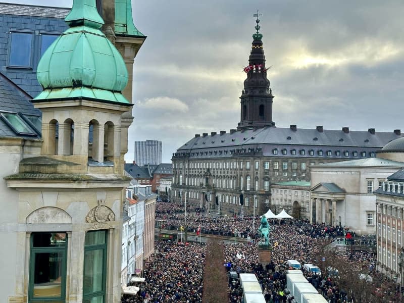 People gather in the square at Christiansborg Palace. After 52 years of regency, the long-serving Queen Margrethe II hands over the throne on Sunday to her son Crown Prince Frederik, who will in future bear the title King Frederik X. Steffen Trumpf/dpa