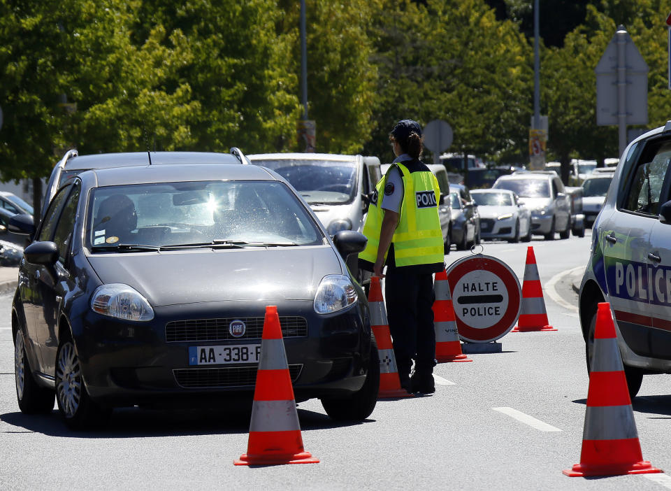 Nach dem Attentäter von Barcelona wurde auch mit umfassenden Grenzkontrollen gefahndet (Bild: dpa)