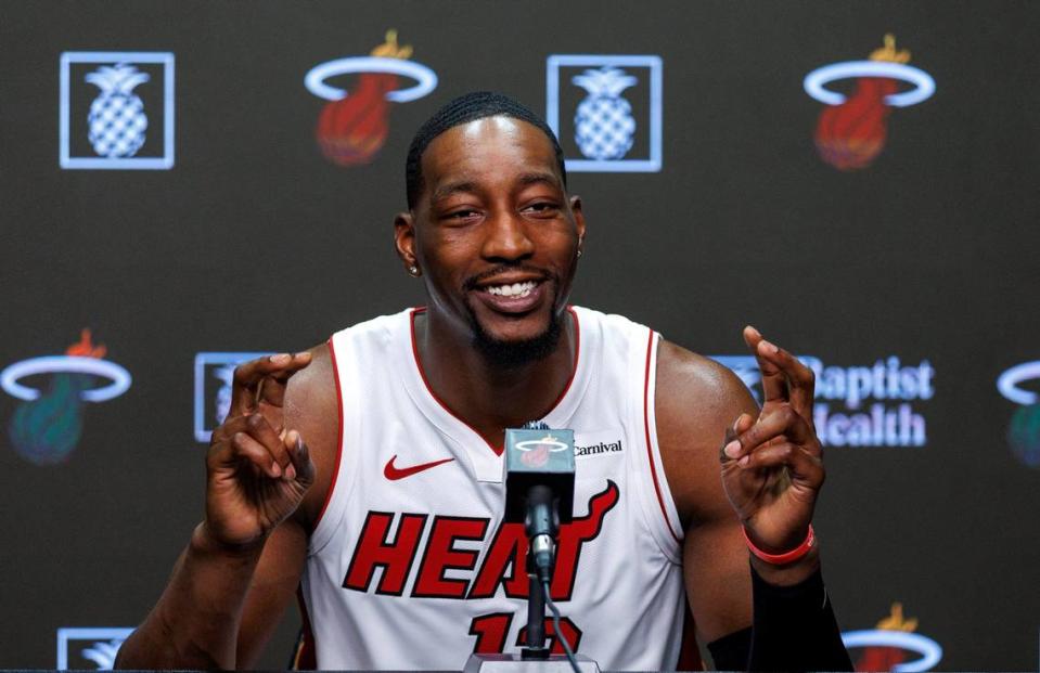 El centro del Heat Bam Adebayo habla con los reporteros en el Día de la Prensa, el 2 de octubre de 2023 en el Kaseya Center en Miami.