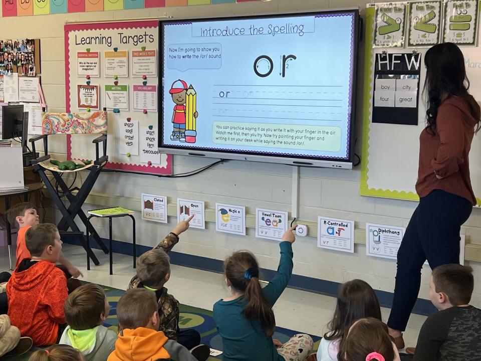 First grade students in Ms. Hannah Bowers’ class at East Side Elementary learn about the /OR/ digraph during their daily foundational skills lesson. (Courtesy of Knowledge Matters Campaign)