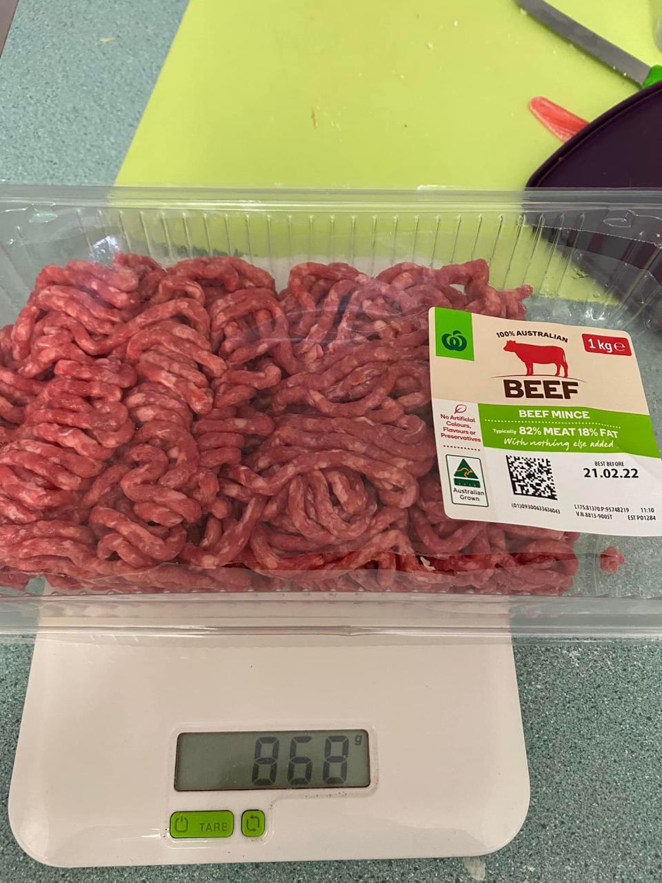 Woolworths shopper shares beef mince on scale showing 868g