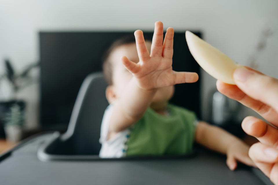 Con este gesto se puede comprobar fácilmente la coordinación ojo-mano-boca del bebé y animarle a seguir desarrollando su autonomía con el BLW. (Foto: Getty)