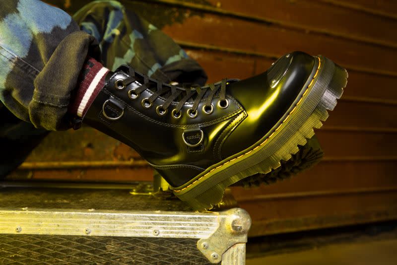 「Jadon Alt」 黑色皮革搭配放大版配件 強化鞋款細節帶出桀傲不遜氣息。（圖／品牌業者提供）